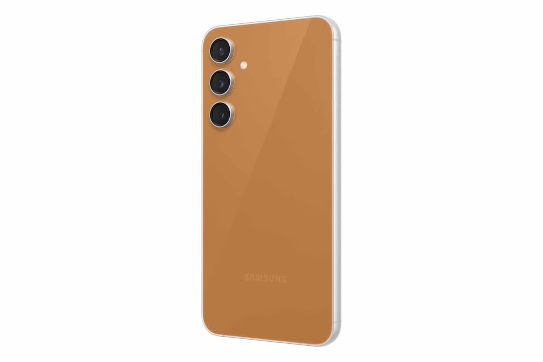 Samsung Galaxy S23 FE de couleur orange avec trois capteurs photo circulaires alignés verticalement à l'arrière