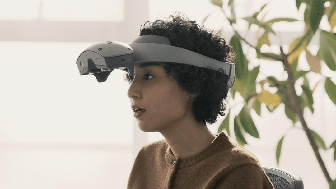 Casque de réalité virtuelle Sony avec afficheur relevable porté par une personne, démontrant le mécanisme de soulèvement de l'écran