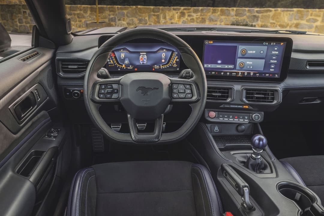 Habitacle de la nouvelle Ford Mustang cabriolet avec volant sport, tableau de bord numérique et grand écran tactile dans un design moderne