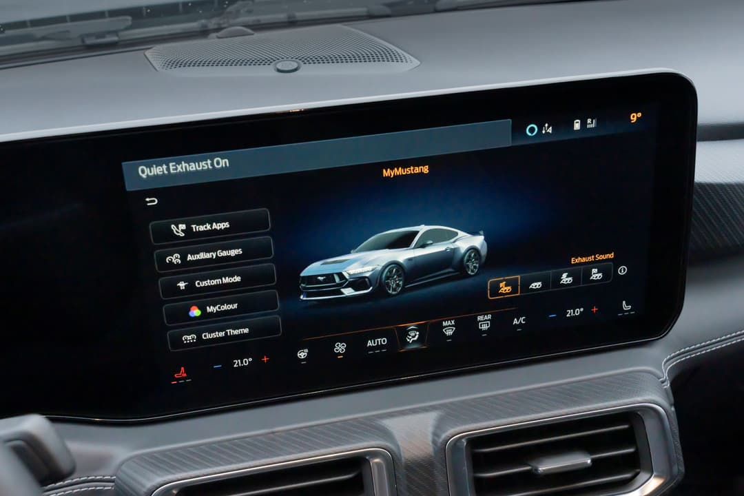 Écran tactile du système SYNC 4 de la Ford Mustang affichant le menu de personnalisation et un modèle 3D de la voiture