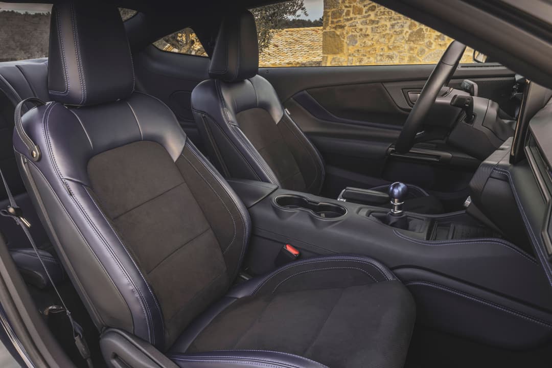 Intérieur de la Ford Mustang Dark Horse avec sièges en cuir noir et surpiqûres contrastantes, volant et tableau de bord sportifs