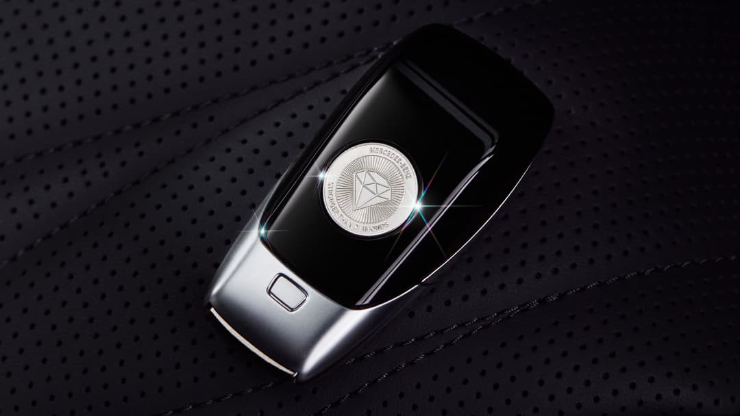 Clé de Mercedes-Benz avec plaque en argent véritable et logo diamant gravé de l'édition Stronger Than Diamonds