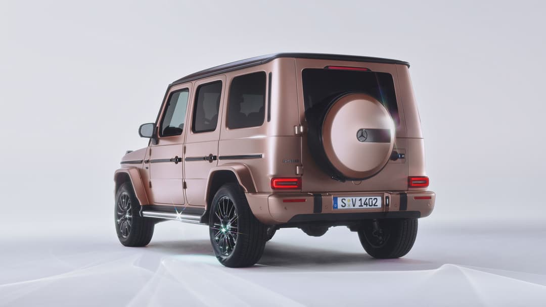 Mercedes-Benz Classe G de couleur rose cuivré, vue de trois quarts arrière, avec jantes ornées de diamants et écusson STRONGER THAN DIAMONDS