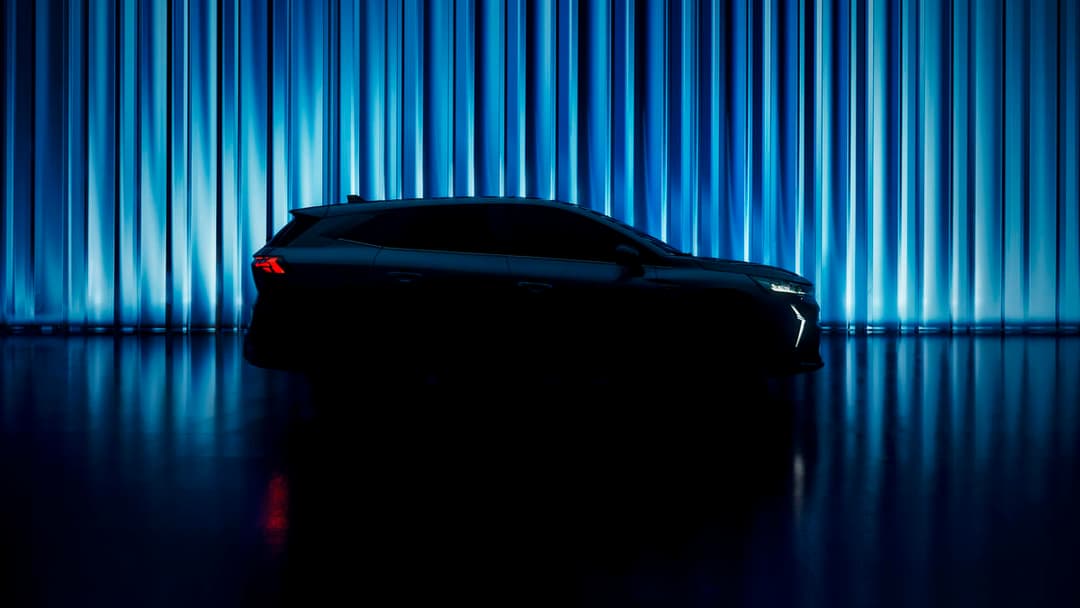 Renault nouveau SUV compact de profil, silhouette noire sur fond bleu illuminé de néons verticaux