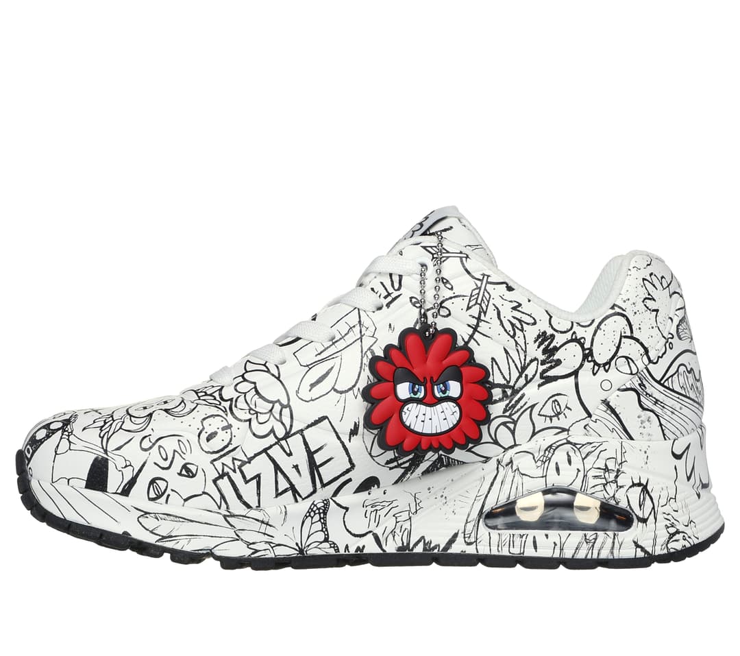 Sneaker Skechers UNO blanche ornée de motifs Vexx en noir et rouge, avec une fleur caractéristique rouge sur le côté