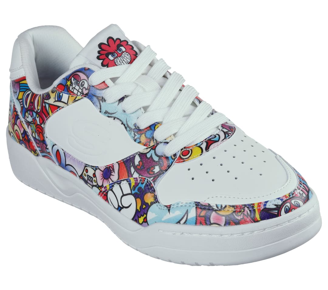 Sneaker Skechers Koopa Court blanc avec détails colorés illustrés par l'artiste Vexx, lacets blancs et semelle coussin d'air visible