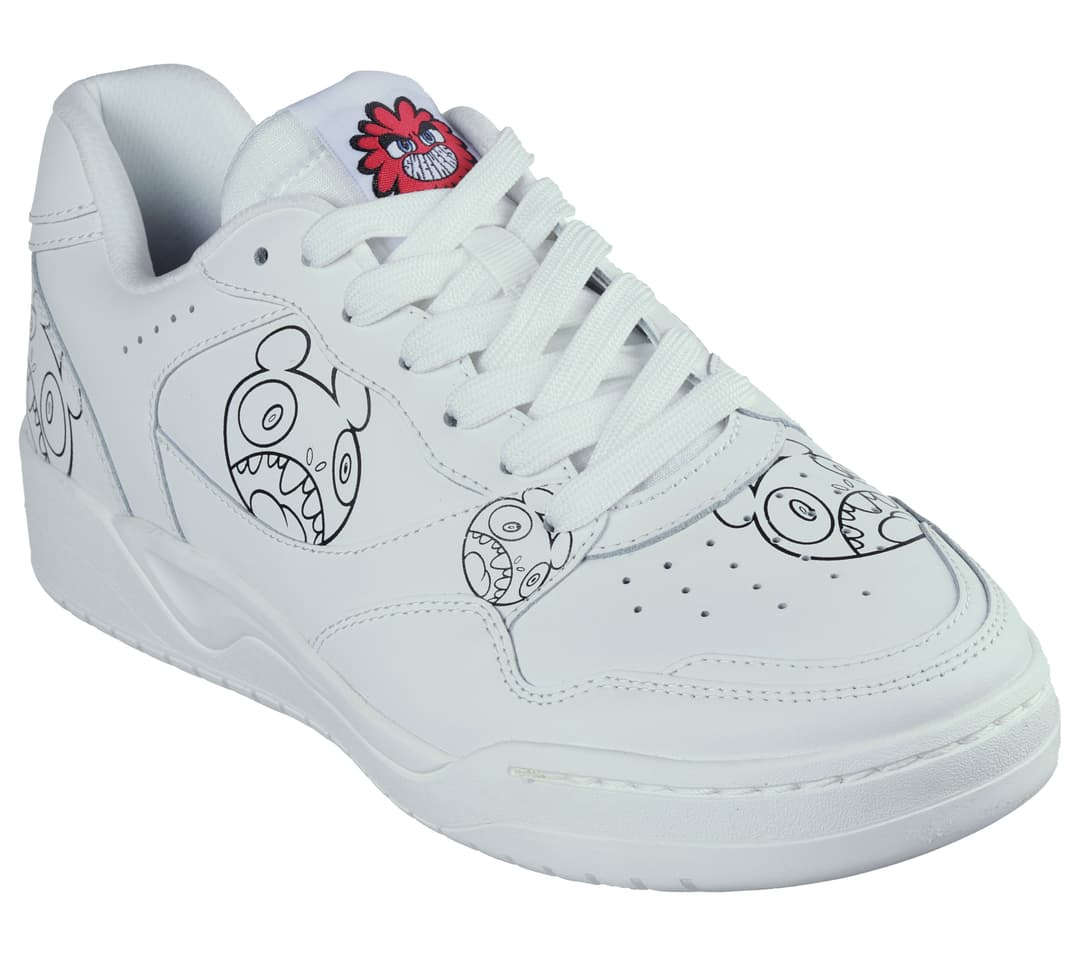 Basket Skechers Koopa Court blanche avec doodles noirs de Vexx et détail rouge sur la languette