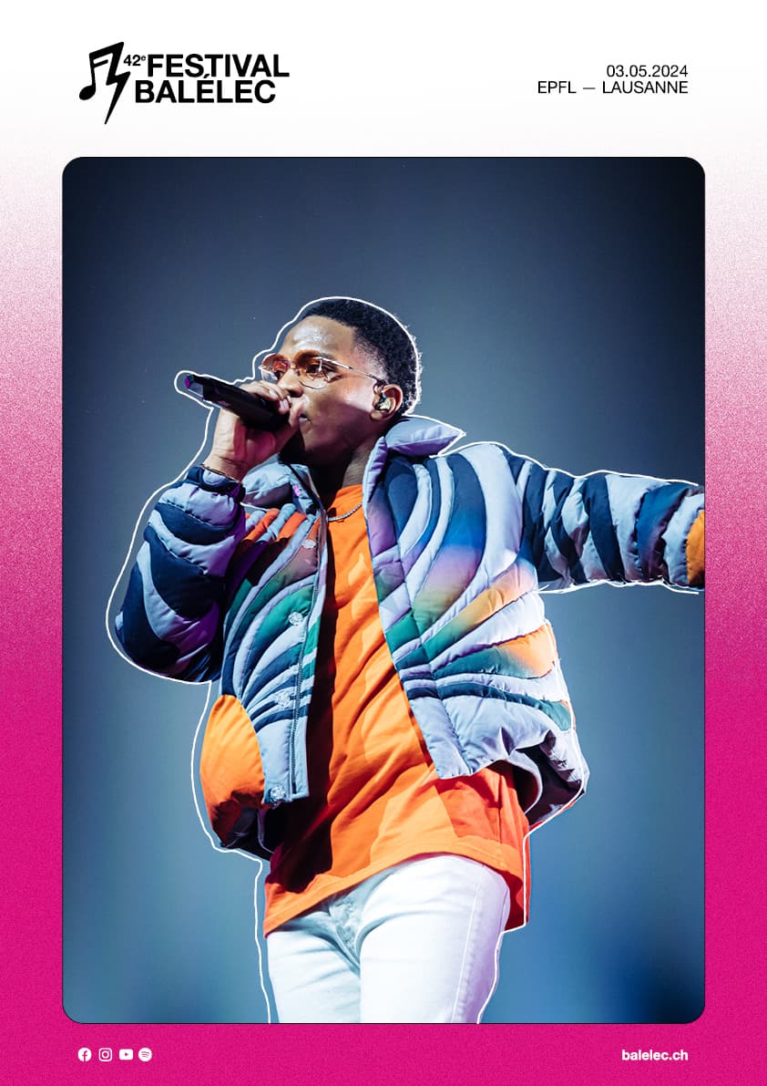 Niska au microphone portant une veste multicolore bleu et orange, affiche du 42e Festival Balélec 2024 à Lausanne