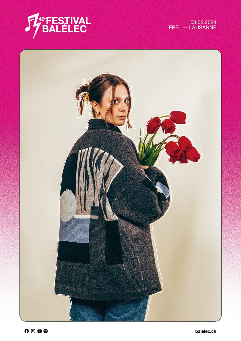 Maud Paquis de dos, vêtue d'un cardigan gris à motifs géométriques, tenant un bouquet de tulipes rouges, affiche du Festival Balélec 2024
