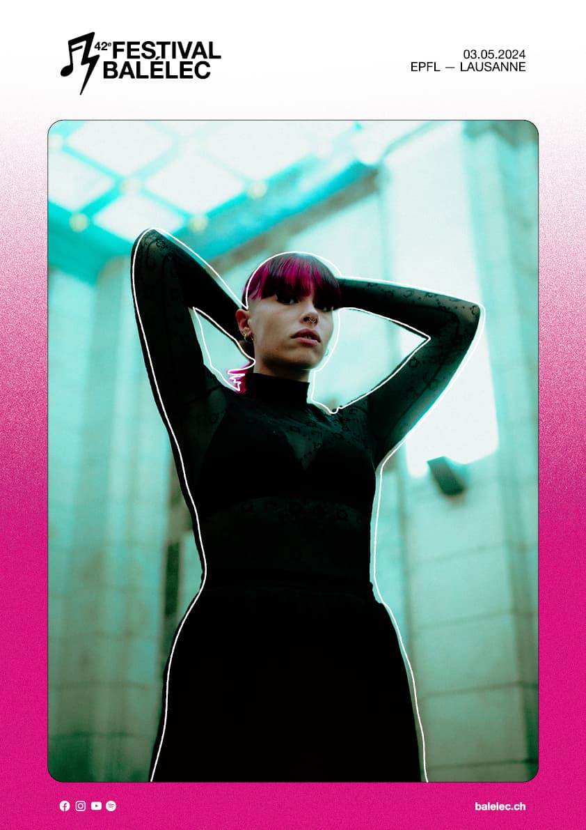 Affiche du Festival Balélec 2024 avec portrait de LESSSS, artiste aux cheveux roses, vêtue de noir sur fond turquoise et rose