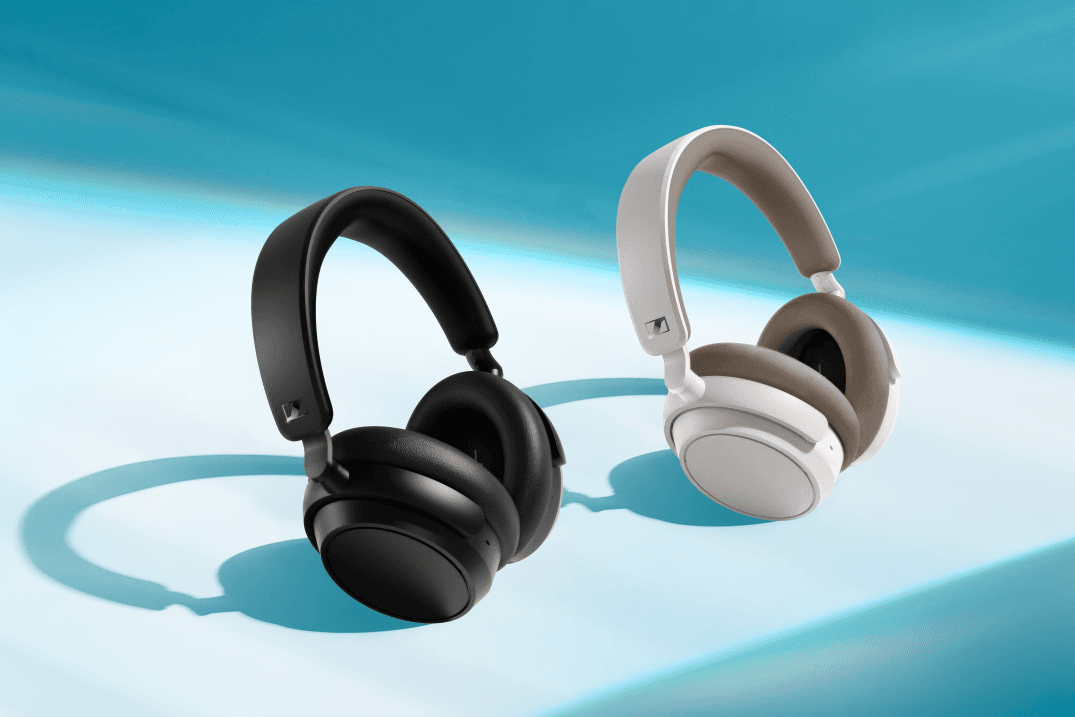 Deux casques Sennheiser ACCENTUM Plus, l'un noir et l'autre blanc, posés sur fond bleu turquoise
