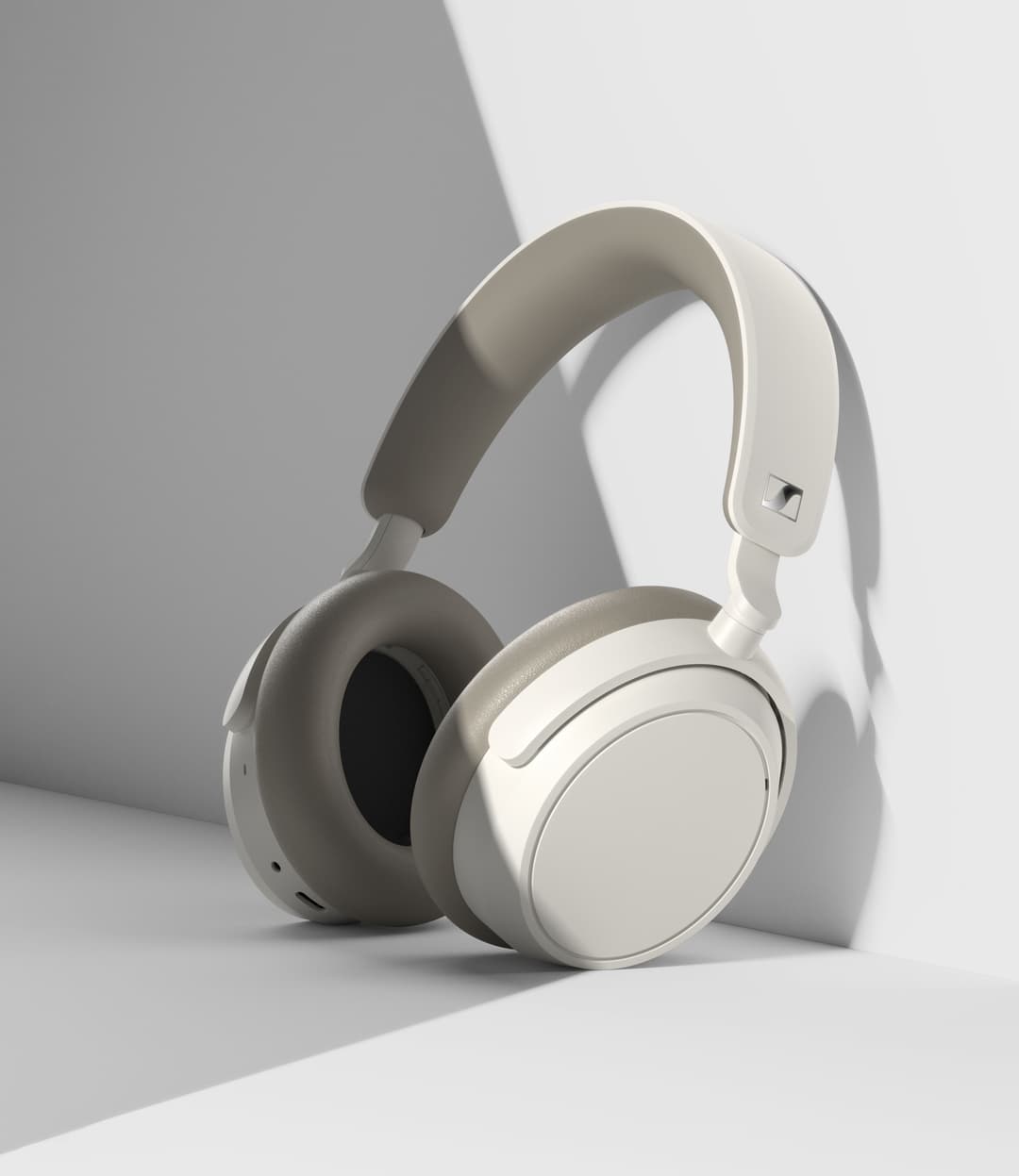 Casque audio Sennheiser ACCENTUM Plus blanc et beige avec oreillettes épaisses et panneau tactile circulaire visible sur le côté