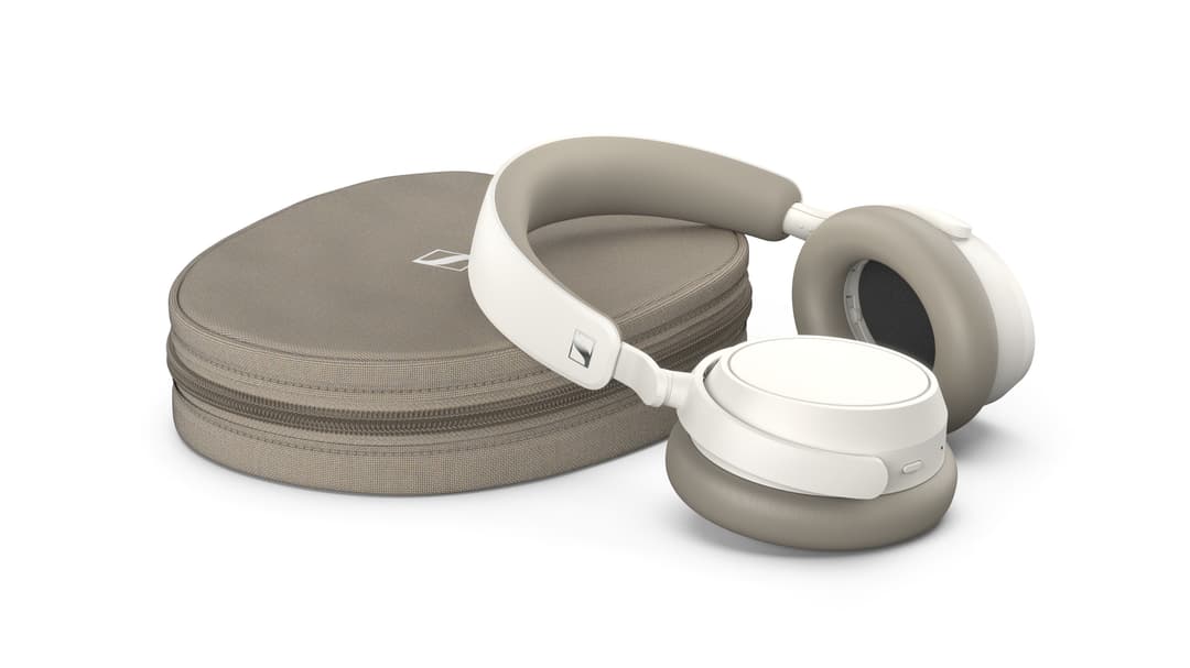Casque ACCENTUM Plus Wireless blanc et gris replié à côté de son étui de rangement zippé beige