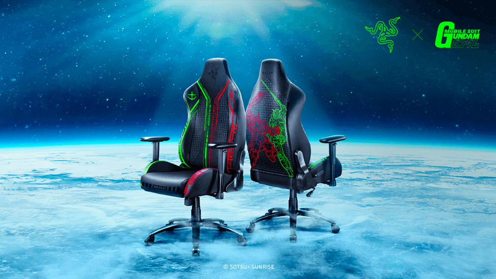 Deux chaises de gaming Razer Iskur X édition Mobile Suit Gundam avec accoudoirs et dossiers aux motifs verts et rouges, sur fond spatial bleu avec étoiles