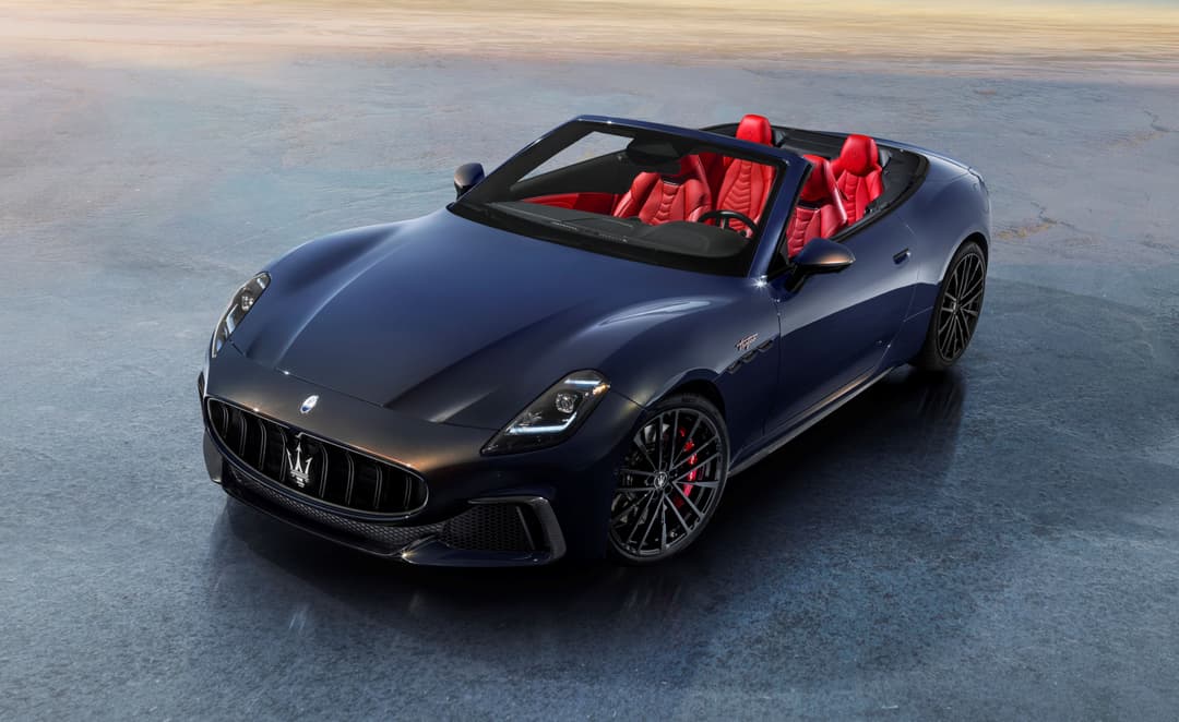 Maserati GranCabrio décapotée bleu foncé avec intérieur rouge, sans capote, vue de trois-quarts