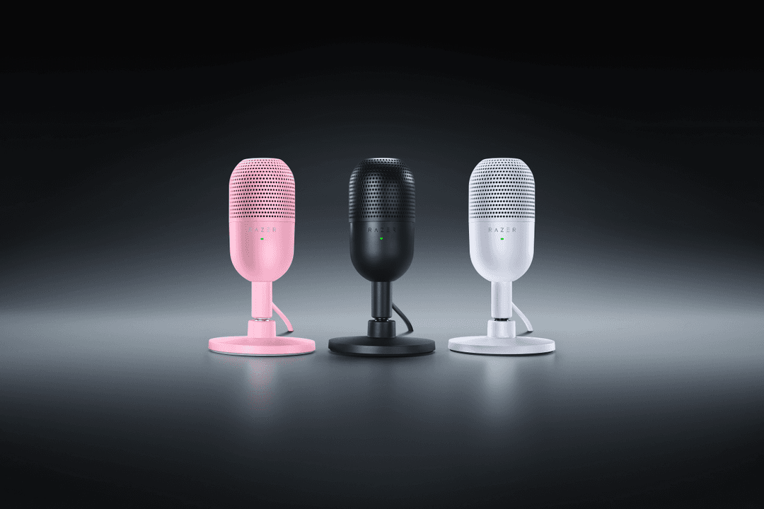 Trois microphones Razer Seiren V3 Mini alignés en rose, noir et blanc sur fond gris