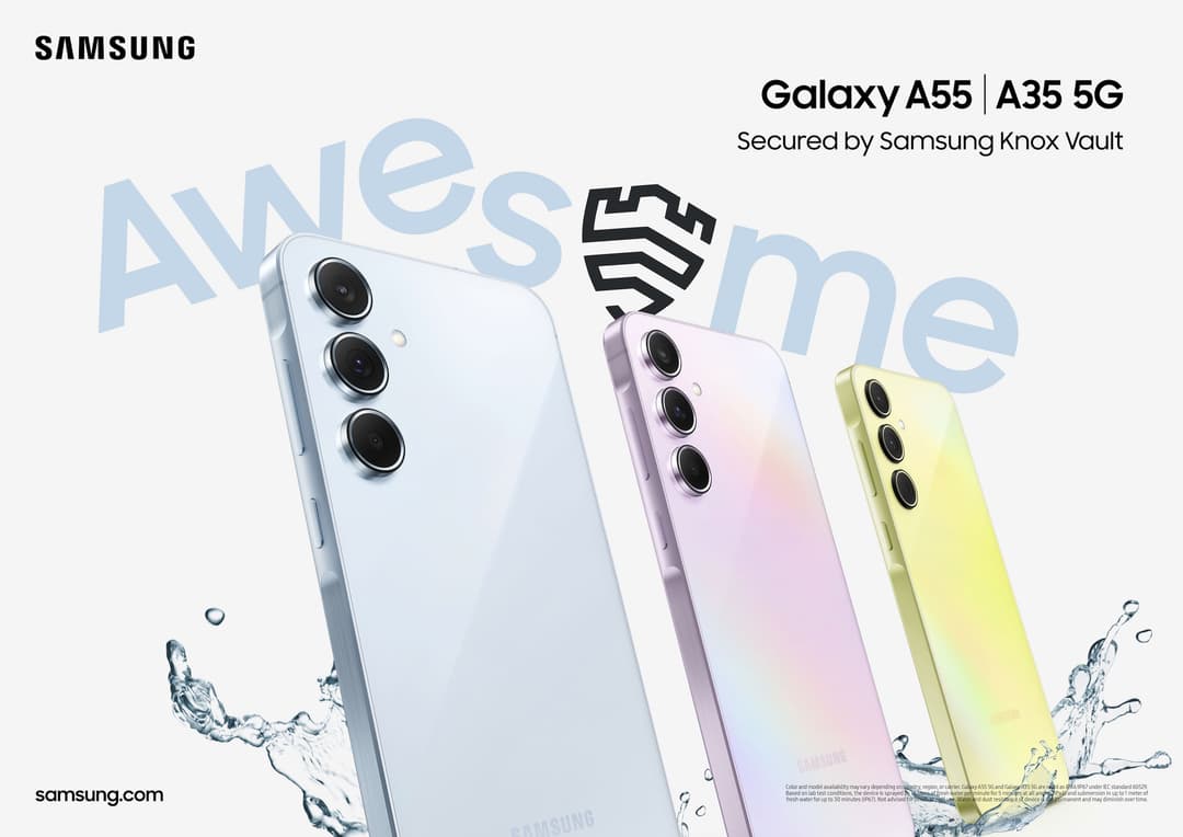 Trois smartphones Samsung Galaxy A55 et A35 5G en blanc, rose et jaune, avec triple capteur photo, entourés d'éclaboussures d'eau, logo Samsung Knox Vault