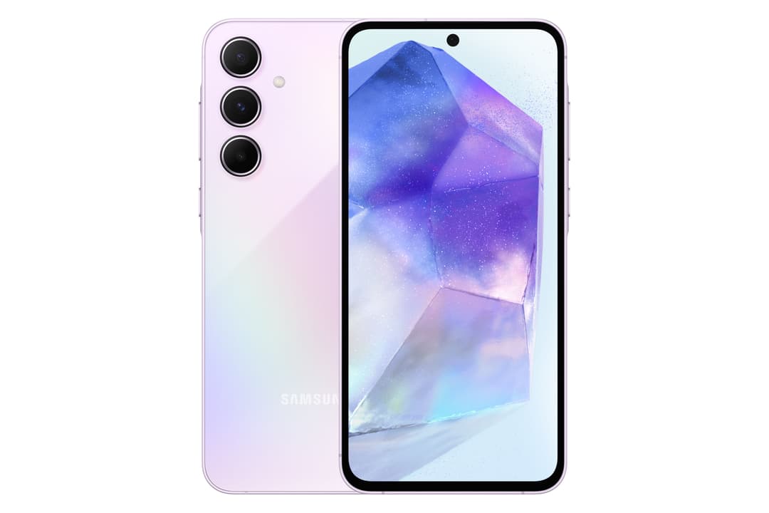 Samsung Galaxy A55 5G de couleur lilas avec triple capteur photo, écran 6,6 pouces affichant un motif géométrique bleu et violet