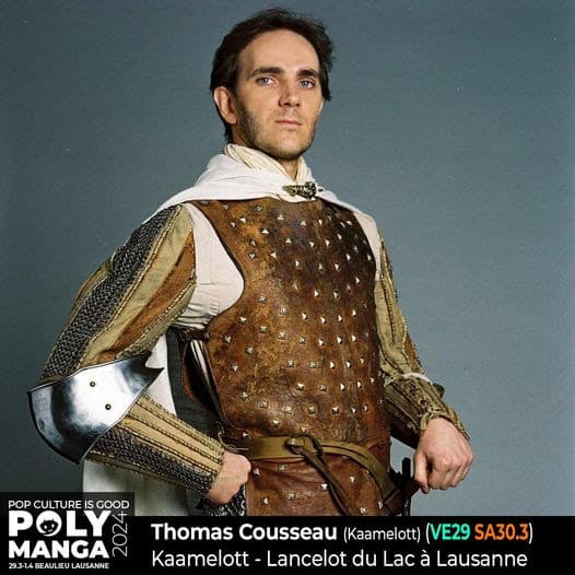 Thomas Cousseau en costume médiéval de Lancelot du Lac, vêtu d'une armure dorée et d'un surcot brun, pour Polymanga