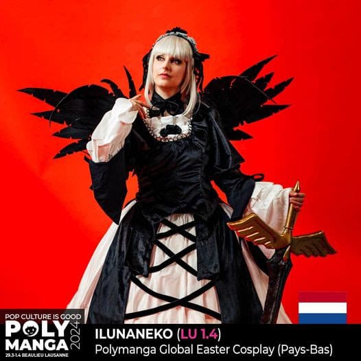 Cosplayeuse en costume noir et blanc avec ailes noires imposantes et hache dorée sur fond rouge vif, Polymanga
