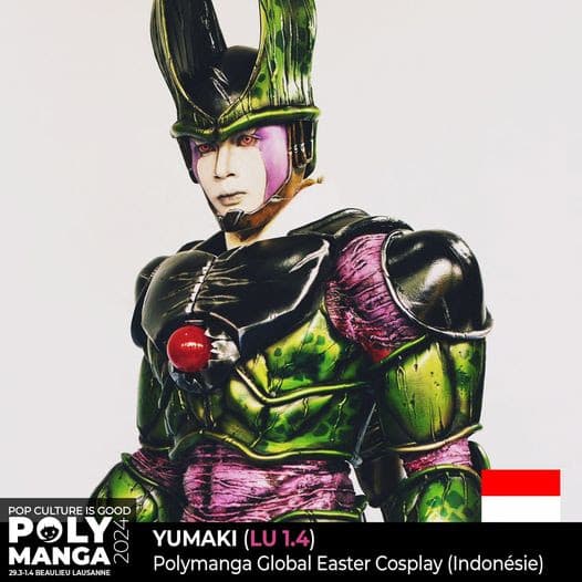 Cosplayeur vêtu d'un costume noir, vert et rose fluo avec épaulettes imposantes et coiffure pointue, tenant une pomme rouge