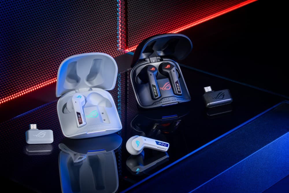 ASUS ROG Cetra True Wireless SpeedNova, écouteurs gaming blanc et noir avec étuis de charge, sur surface bleue et noire avec éclairage rouge