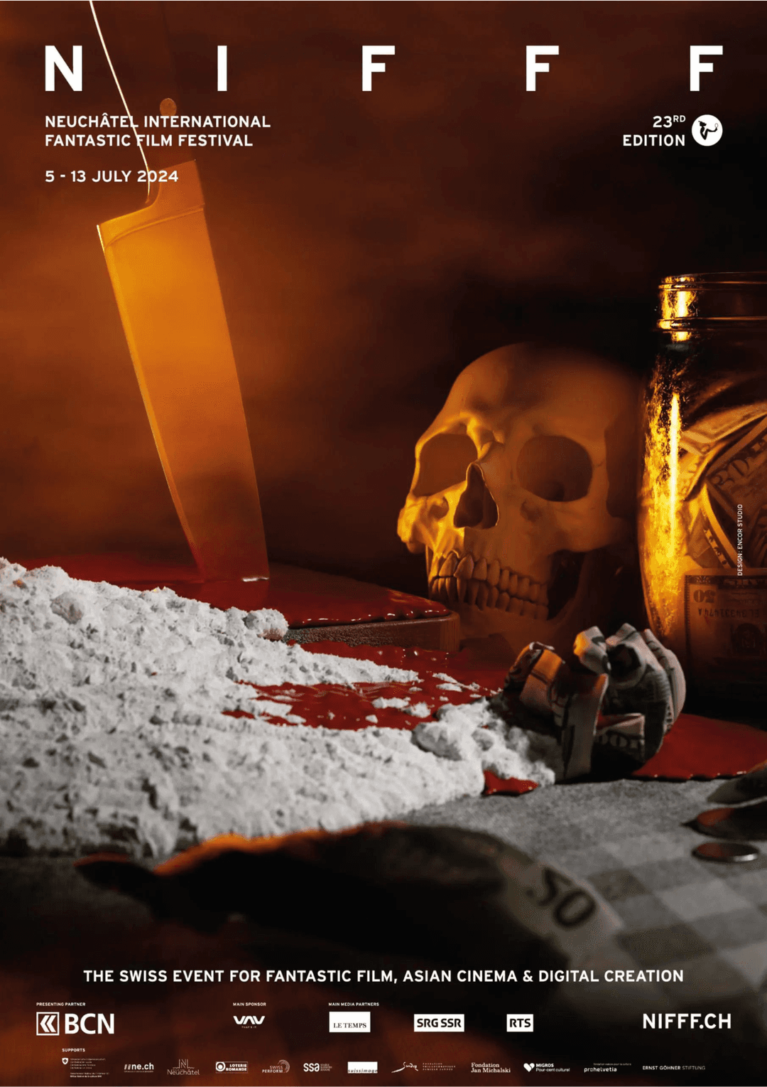 Affiche du NIFFF 2024 : nature morte sombre aux tons orange et rouge avec crâne, poudre blanche, bouteille et objet géométrique évoquant une scène de crime