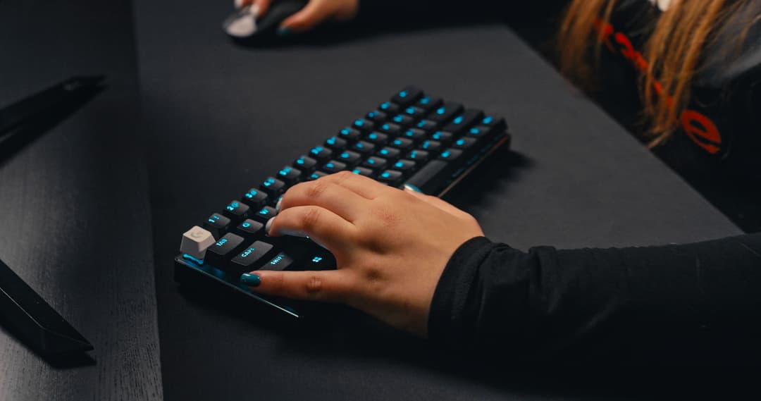 Clavier gaming Logitech G PRO X 60 compact aux touches rétroéclairées bleues, utilisé lors d'une partie de Valorant