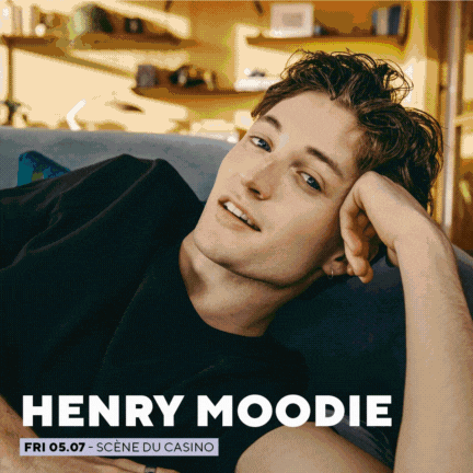 Henry Moodie, artiste assis en t-shirt noir, tête reposant sur sa main, affiche du 58e Montreux Jazz Festival