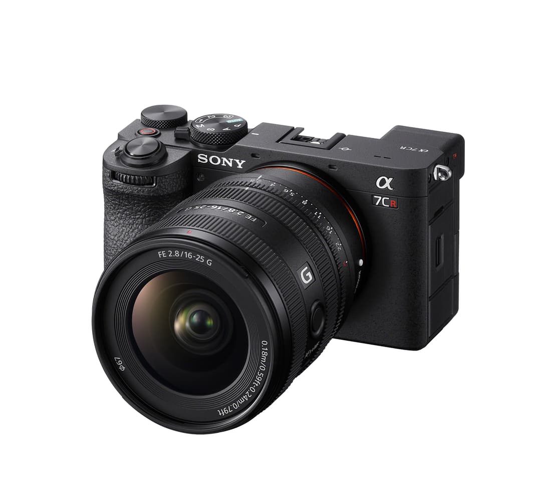 Appareil photo Sony α7CR noir avec objectif FE 2.8/16-25 G monté, vu de trois quarts