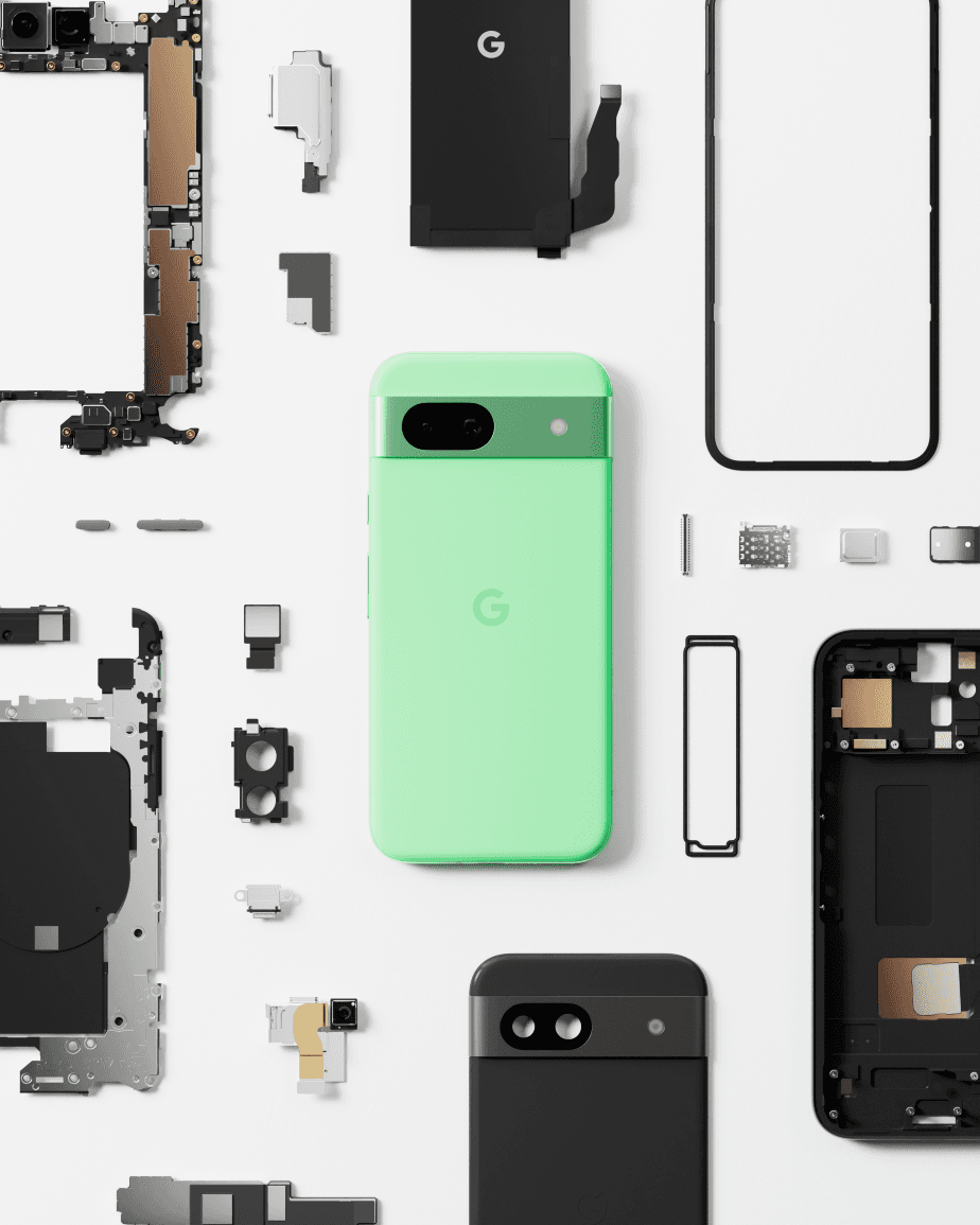 Pixel 8a couleur Aloe vert clair entouré de ses composants internes démontés: carte mère, batterie, capteurs et autres pièces détachées