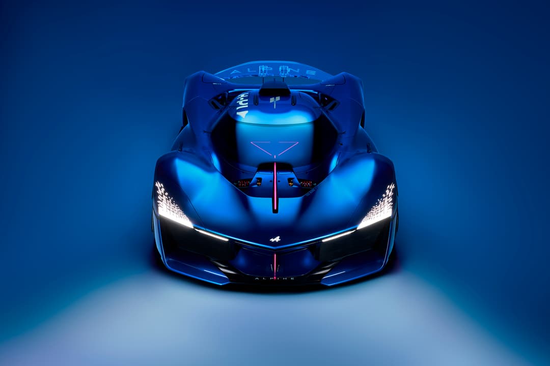 Prototype Alpine Alpenglow Hy4 bleu électrique vue de face, avec phares LED, volant de course et design aérodynamique futuriste