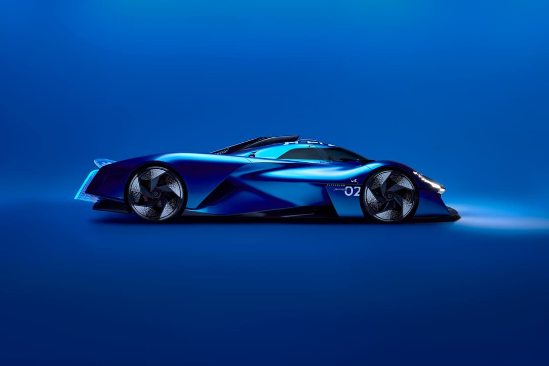 Alpine Alpenglow Hy4, prototype de voiture de course bleu électrique avec monocoque carbone, présenté de profil sur fond bleu