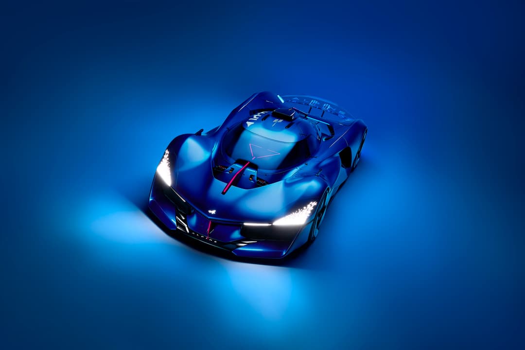Alpine Alpenglow Hy4, prototype de voiture de course aux formes futuristes, carrosserie bleu électrique avec accents noirs, éclairage blanc des phares