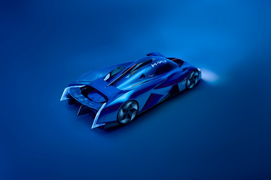 Prototype Alpine Alpenglow Hy4 bleu électrique, vue de trois-quarts, sur fond bleu uniforme