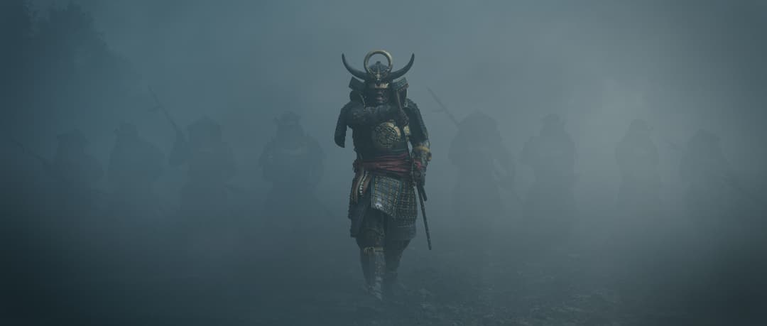 Samouraï en armure traditionnelle avec casque à cornes, marchant dans un brouillard épais, ambiance bleuté et mystérieuse