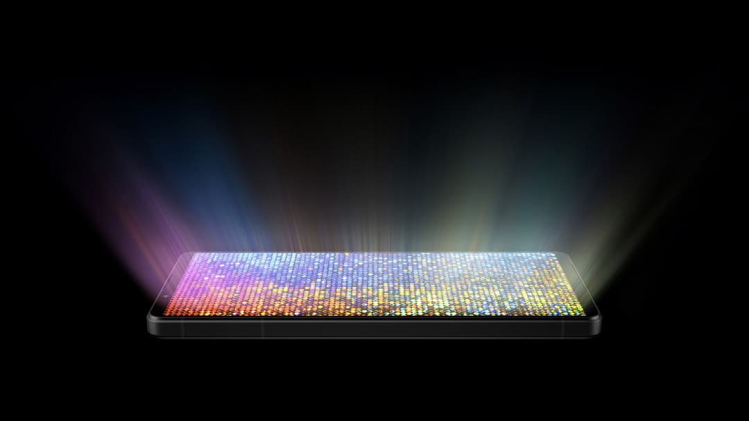 Écran du Sony Xperia 1 VI affichant un dégradé de couleurs vives, du magenta au jaune, avec une luminosité accrue