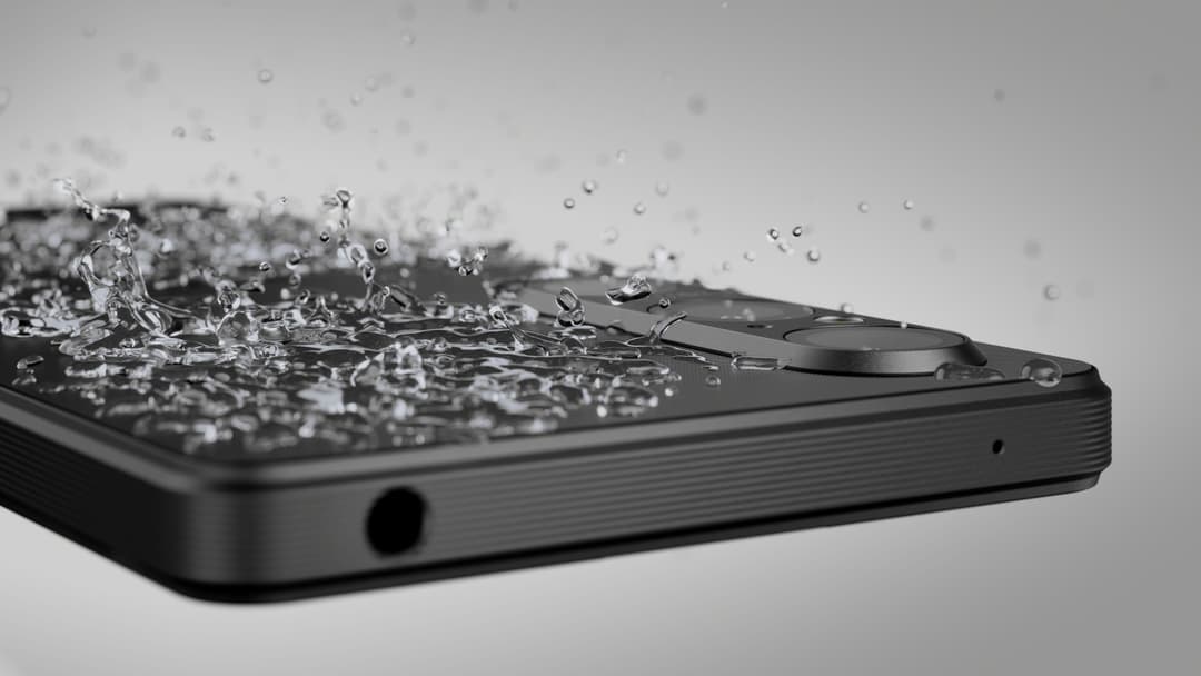 Sony Xperia 1 VI noir recouvert de gouttes d'eau, démontrant sa résistance à l'humidité
