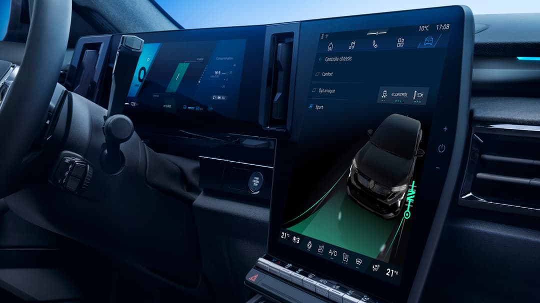 Écrans tactiles du Renault Rafale E-Tech affichant le système de contrôle de motricité quatre roues motrices avec schéma du véhicule