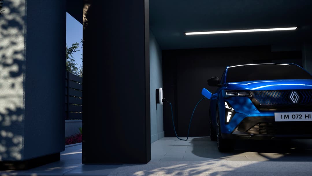 Renault Rafale E-Tech bleu électrique en charge dans un parking couvert, connecté à une borne de recharge