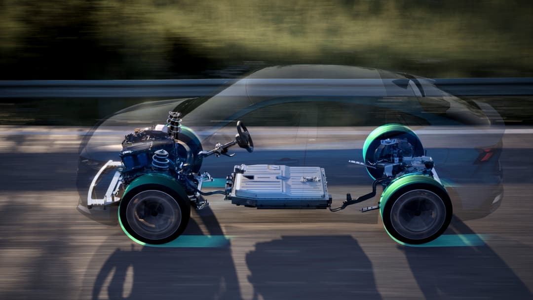 Profil du groupe motopropulseur et de la batterie du Renault Rafale E-Tech 4x4, avec moteurs électriques aux roues avant et arrière en bleu turquoise