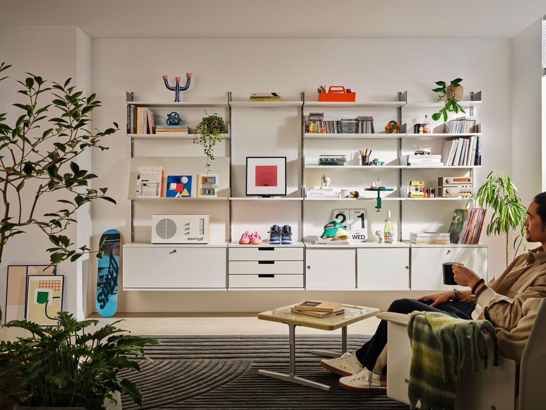 Samsung Music Frame affichant un carré rouge sur une étagère murale blanche parmi des objets de décoration et des livres