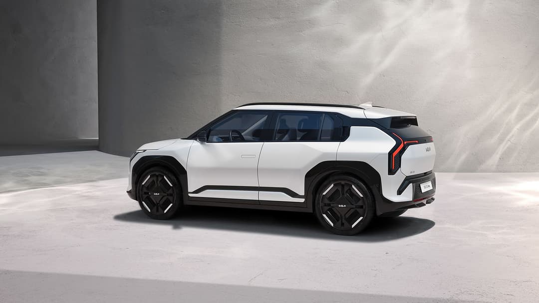 Kia EV3 blanc en version GT-Line, vue de profil dans un cadre épuré, feux arrière rouges et noirs distinctifs