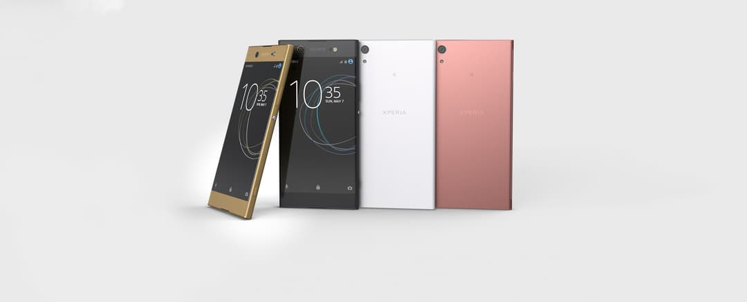 Quatre smartphones Sony Xperia XA1 dans les coloris or, noir, blanc et rose posés sur fond neutre