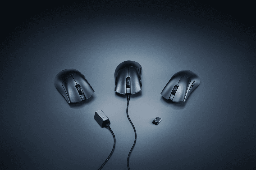 Trois souris Razer Deathadder V3 HyperSpeed noires avec câble et dongle HyperPolling sur fond bleu