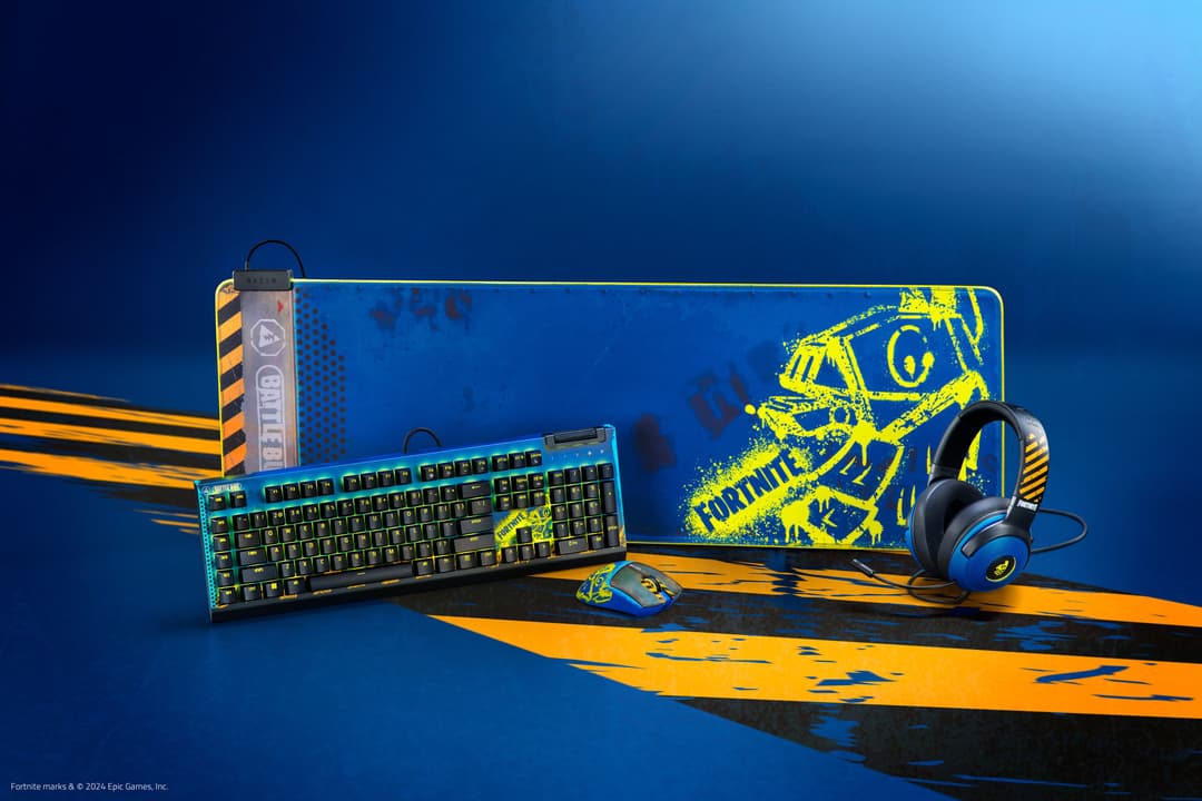 Collection Razer Fortnite : clavier mécanique, souris, casque bleu et or, tapis de souris et boîtier sur fond bleu et jaune