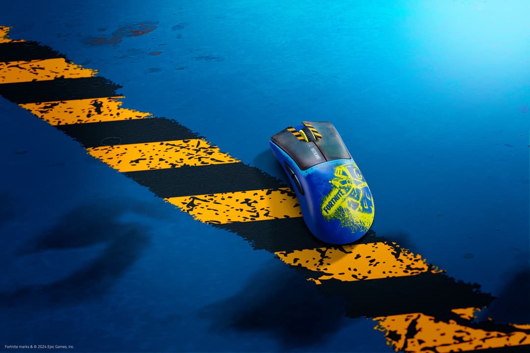Razer DeathAdder V3 Pro édition Fortnite, souris gamer bleu et jaune avec logo Fortnite, sur fond bleu avec bandes jaune et noir