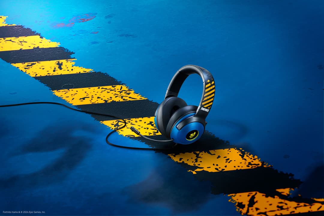 Casque Razer Kraken V3 X édition Fortnite avec écouteurs noirs et arceau jaune et noir sur fond bleu