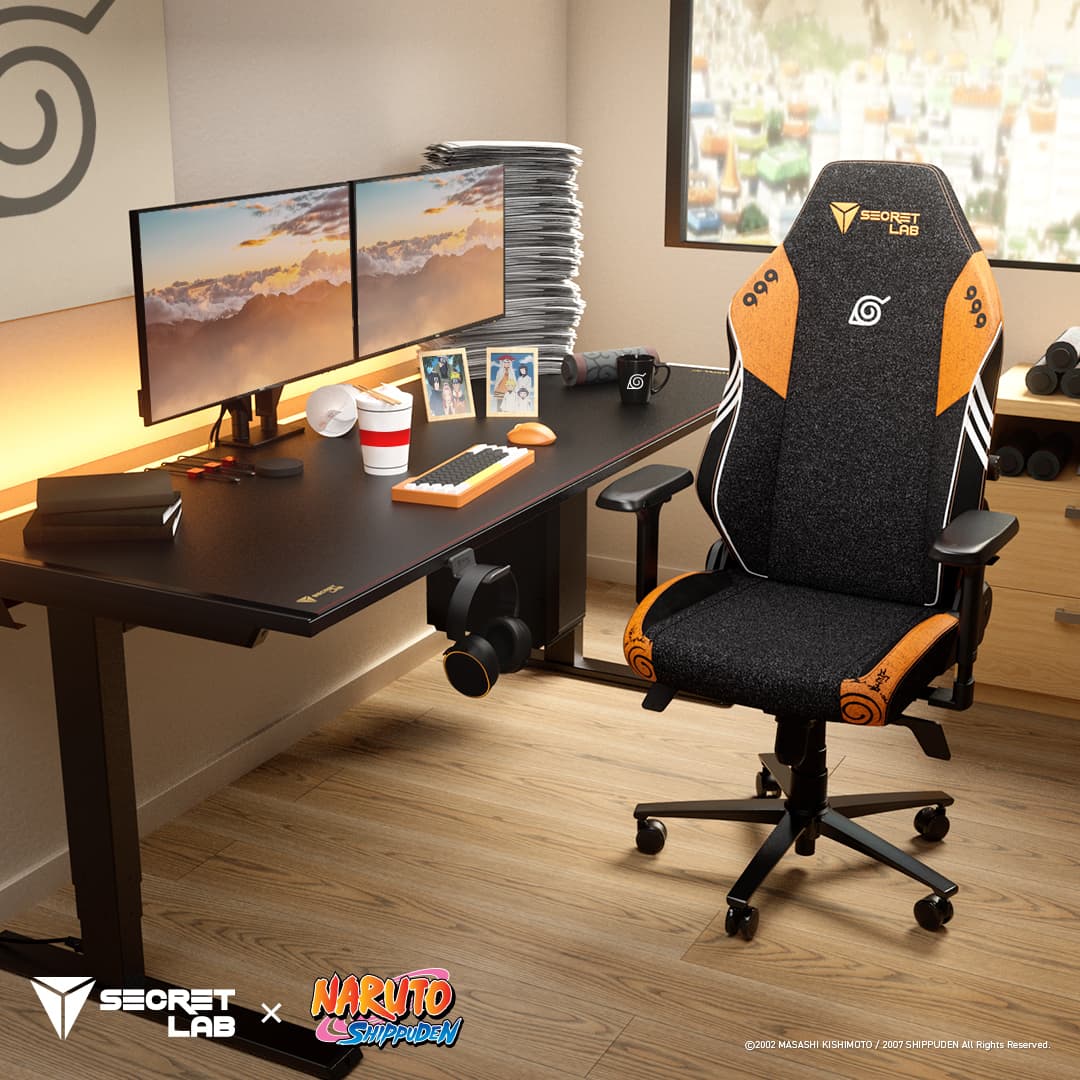 Fauteuil de gaming Secretlab noir et orange à l'effigie de Naruto Shippuden, dans un bureau gaming avec bureau noir, deux écrans et accessoires Naruto