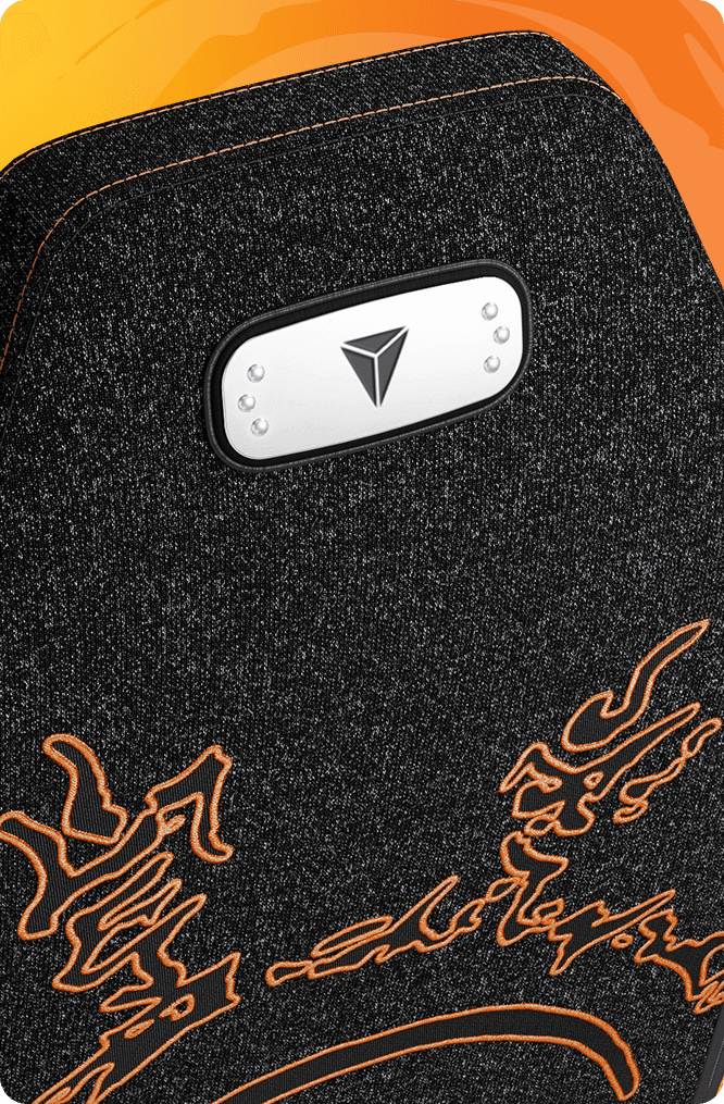 Chaise gaming Secretlab noire avec logo Akatsuki rouge brodé et symbole barré sur le dossier, fond orange